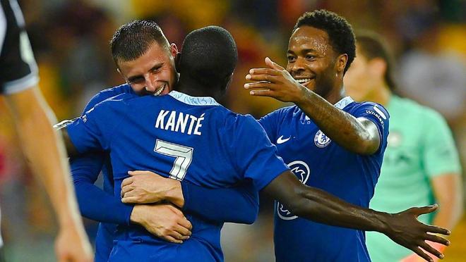 中场核心破门后致敬球迷，感人一幕