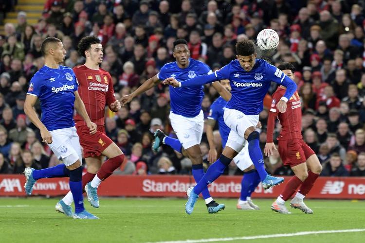 里夫斯成湖人队史第3位单场40+5+10+5三分的球员