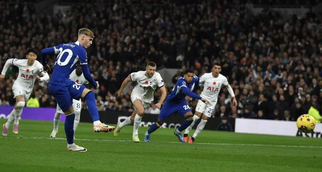 太开心了，马斯切拉诺赛后发布会上遭球员们啤酒浴“突袭”