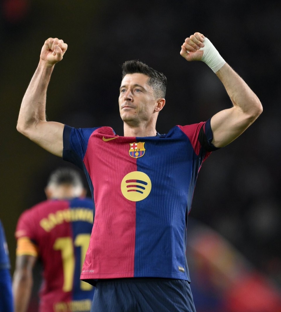 AC米兰主场3-2逆转都灵，40岁魔笛全场发挥，助力球队重返榜首，展现强大实力与斗志。