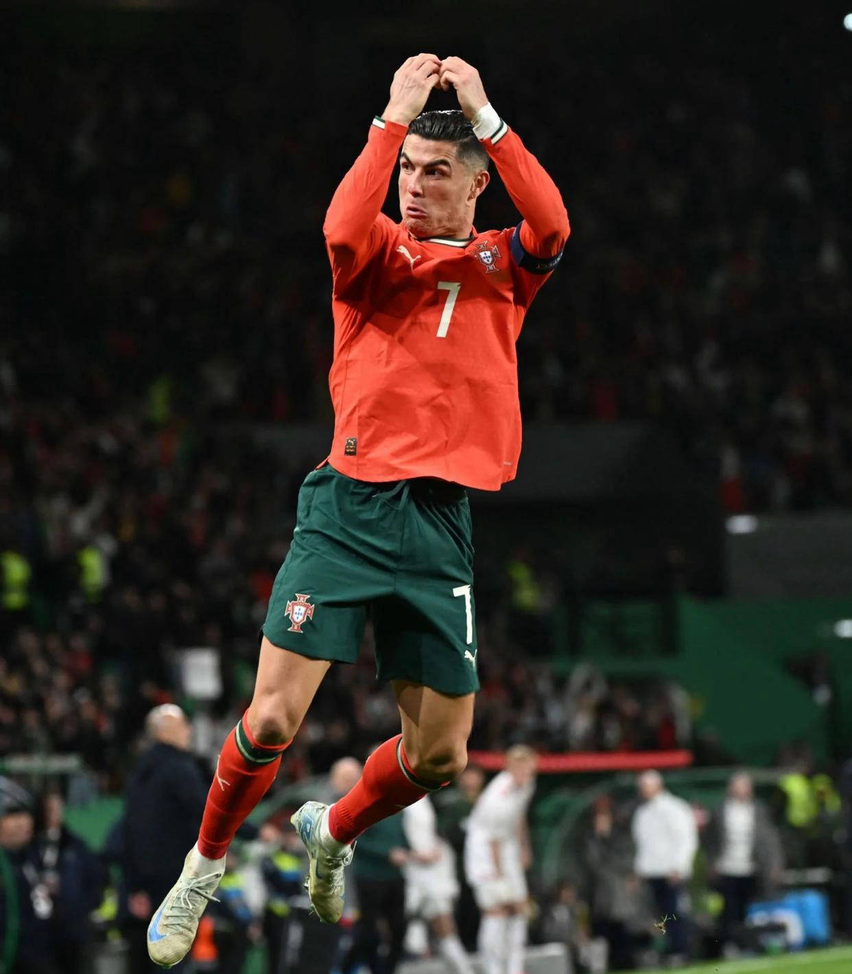 邮报：明年世界杯上下半场中段设强制补水时间，每次三分钟